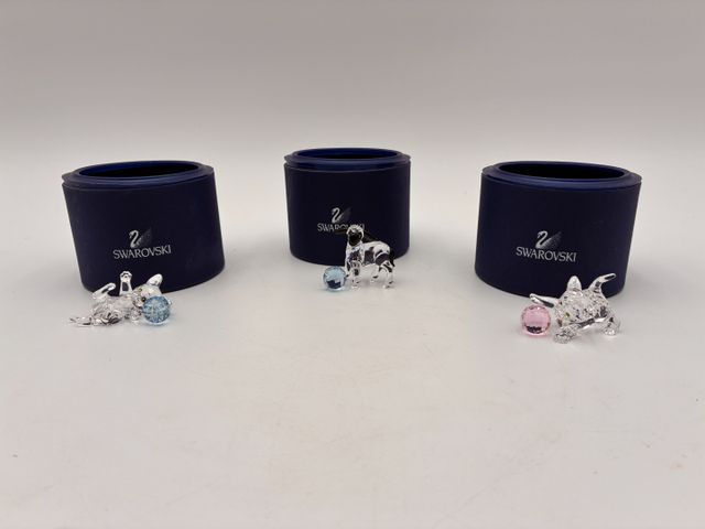 SWAROVSKI – Trois figurines zoomorphes en cristal, deux chatons e...