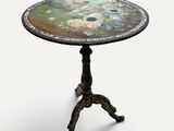 une image représentant une table dont le plateau est peint, sur fond blanc