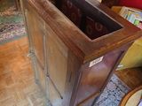 une armoire en bois avec une porte vitrée au milieu