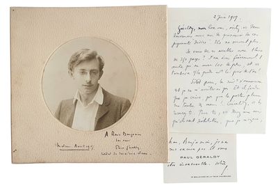 une vieille photo d'un homme en costume-cravate à côté d'une lettre manuscrite