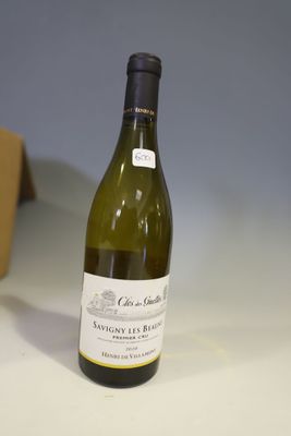 une bouteille de vin posée sur une table à côté d'une boîte