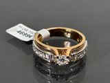 une bague en diamant posée sur une surface noire, avec une étiquette de prix