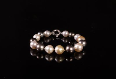 un bracelet orné de perles sur fond noir