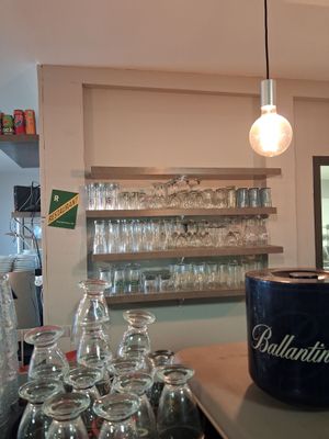 de nombreux verres posés sur le comptoir dans la pièce