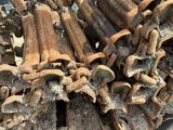 un tas de bois posé sur le sol