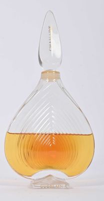 deux flacons de parfum posés l'un à côté de l'autre sur une table