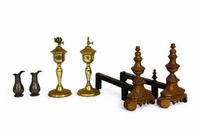 il y a beaucoup de pièces d'échecs différentes sur la table