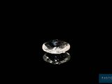 gros plan d'un diamant blanc sur une surface noire