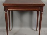 l'image d'une petite table en bois avec un tiroir en dessous