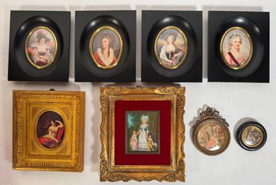 quatre tableaux encadrés sur le mur d'une pièce