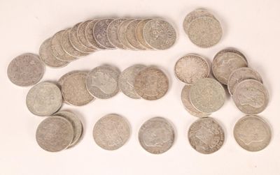 une pile de pièces d'argent sur une surface blanche