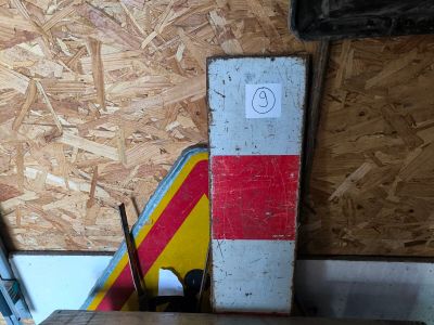 une table en bois ornée d'une rayure rouge et blanche