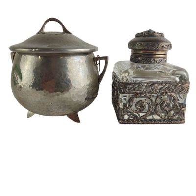 un pot en argent et un récipient en argent sur fond blanc