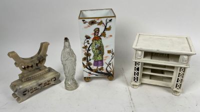 trois figurines miniatures assises les unes à côté des autres sur une table