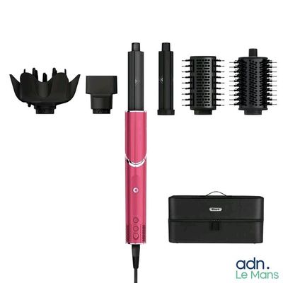 un sèche-cheveux, un peigne, une brosse et d'autres objets sur fond blanc