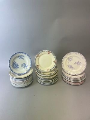 beaucoup d'assiettes empilées les unes sur les autres