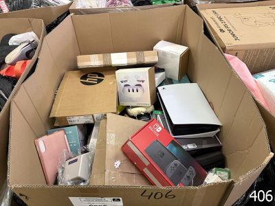 une boîte en carton remplie d'appareils électroniques et d'autres objets