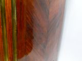 une photo d'une armoire en bois contenant un miroir