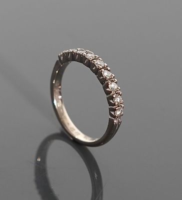 Demi alliance en or gris rhodié 18K 750 millièmes ornée de 9…