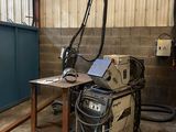 une machine qui se trouve à l'intérieur d'un bâtiment