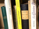 plusieurs livres qui se trouvent ensemble sur une étagère