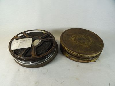 deux vieilles bobines de film posées l'une à côté de l'autre sur une surface blanche