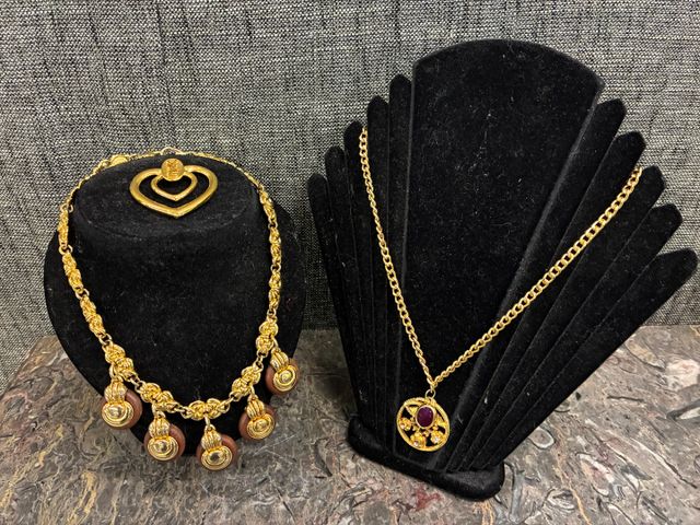 Lot comprenant 1 Cœur YVES SAINT LAURENT en métal doré, 1 collier...