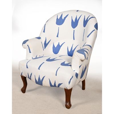 une chaise blanche et bleue ornée de fleurs bleues