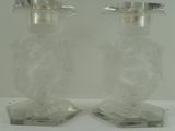 deux vases en verre transparent posés sur une table devant un fond blanc