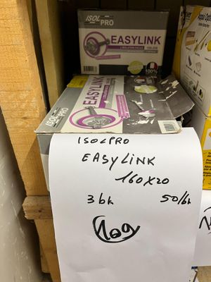 une étiquette sur une boîte portant la mention « easylink »