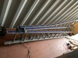 beaucoup d'échelles posées sur une table