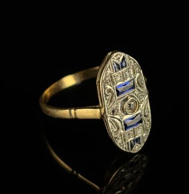 Bague en or jaune et platine, le chaton ovale orné de diaman…