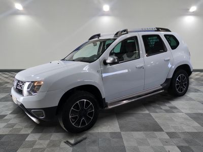 une photo d'une dacia blanche garée dans un garage