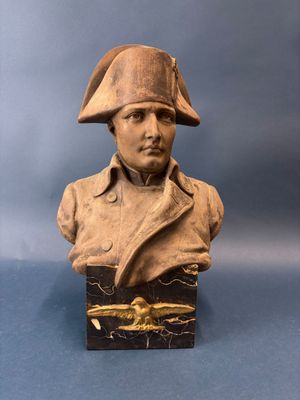 statue représentant le buste d'un homme portant un chapeau et un manteau