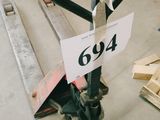 une photo d'un diable avec une étiquette de prix dessus