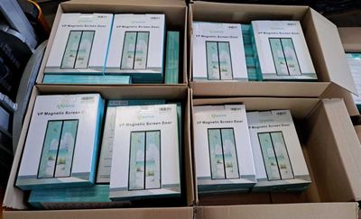 six cartons remplis de livres sont empilés les uns sur les autres sur une table