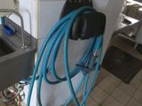 un tuyau bleu fixé au mur d'une cuisine