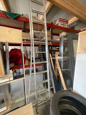 un pneu posé dans un garage à côté de quelques étagères
