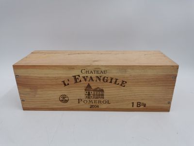 gros plan d'une boîte en bois portant une étiquette
