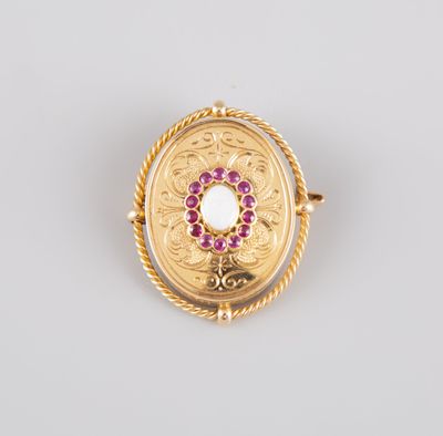 une bague en or jaune 18 carats, sertie de rubis et de diamants