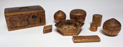 de nombreux objets en bois posés sur une table