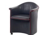 fauteuil en cuir noir avec des finitions rouges et des roulettes, sur fond blanc