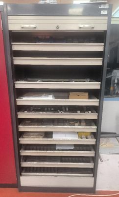 une armoire rouge qui comporte plusieurs étagères