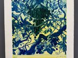 un tableau bleu et jaune sur un mur noir