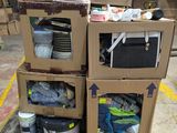 boîtes empilées dans un entrepôt