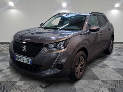 Le SUV gris est garé sur un sol à damier dans une pièce