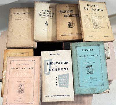 plusieurs vieux livres sont empilés sur une table