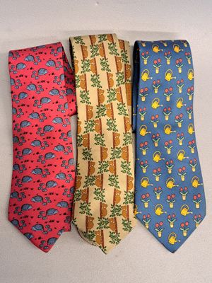 HERMES Trois cravates en soie : l'une à motif bleu de hériss… - Photo 1