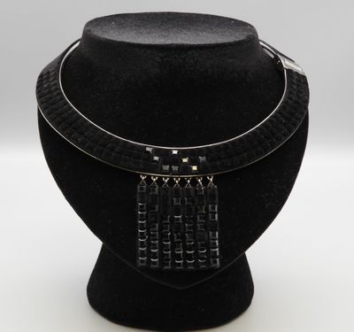 un gros plan d'un collier sur une tête de mannequin