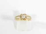 gros plan d'une bague en or avec un diamant au centre